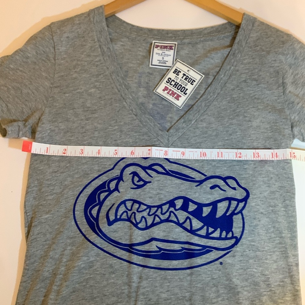NWT PINK Victoria’s Secret 5th & Ocean Florida Gator Head Gray V Neck Tee - Picture 4 of 4